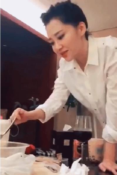 49岁许晴解腰带:许晴标准的巴掌腰、水蛇腰(图) 49岁许晴解腰带:许晴标准的巴掌腰、水蛇腰(图)