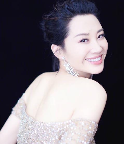 49岁许晴解腰带:许晴标准的巴掌腰、水蛇腰(图) 49岁许晴解腰带:许晴标准的巴掌腰、水蛇腰(图)