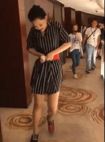 49岁许晴解腰带:许晴标准的巴掌腰、水蛇腰(图) 49岁许晴解腰带:许晴标准的巴掌腰、水蛇腰(图)