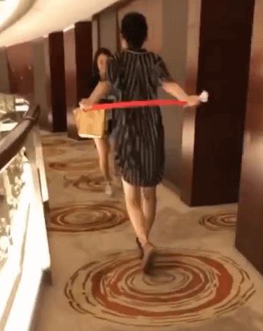 49岁许晴解腰带:许晴标准的巴掌腰、水蛇腰(图) 49岁许晴解腰带:许晴标准的巴掌腰、水蛇腰(图)