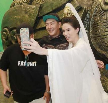 李若彤颜值依然在线:一袭白色仙裙观世音,仙气十足 李若彤颜值依然在线:一袭白色仙裙观世音,仙气十足