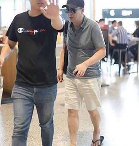 张嘉译猫着腰走路驼背更严重了,脚脖子还绑着一根小红绳