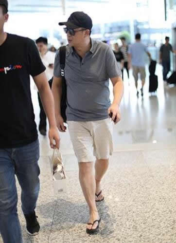 张嘉译猫着腰走路驼背更严重了,脚脖子还绑着一根小红绳