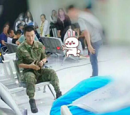 贾乃亮剧组近照曝光:身穿军装现身医院 整个人再次消瘦许多 贾乃亮剧组近照曝光:身穿军装现身医院 整个人再次消瘦许多