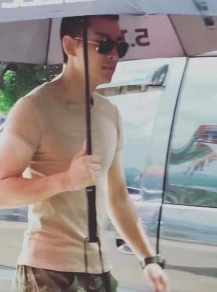 贾乃亮剧组近照曝光:身穿军装现身医院 整个人再次消瘦许多 贾乃亮剧组近照曝光:身穿军装现身医院 整个人再次消瘦许多