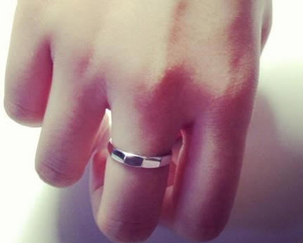 左手中指戴戒指什么意思男女戒指戴中指的意思