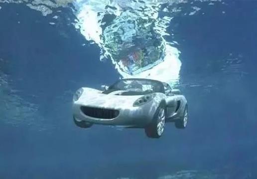 汽车落水如何自救 车辆落水学会这招竟能救你命(图) 汽车落水如何自救 车辆落水学会这招竟能救你命(图)