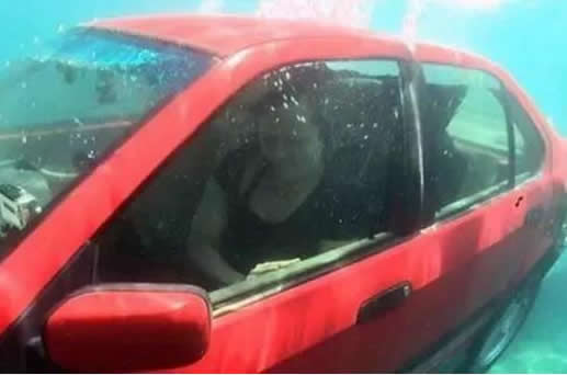 汽车落水如何自救 车辆落水学会这招竟能救你命(图) 汽车落水如何自救 车辆落水学会这招竟能救你命(图)