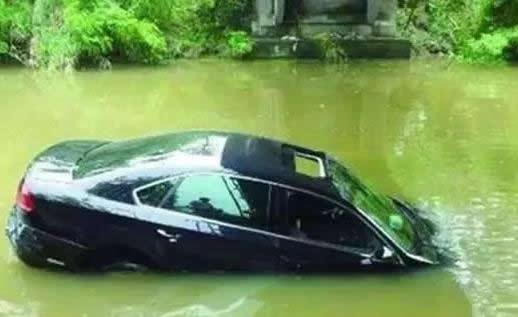 汽车落水如何自救 车辆落水学会这招竟能救你命(图) 汽车落水如何自救 车辆落水学会这招竟能救你命(图)