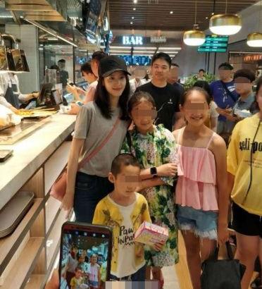 章泽天素颜逛超市：与小粉丝亲昵合照（图）