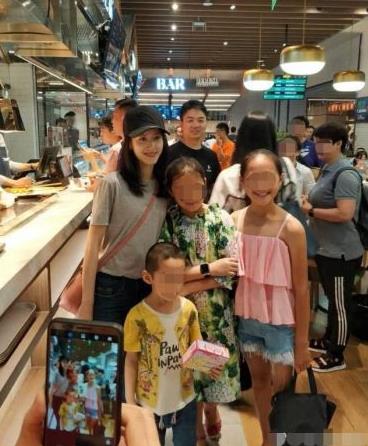 章泽天素颜逛超市：与小粉丝亲昵合照（图）