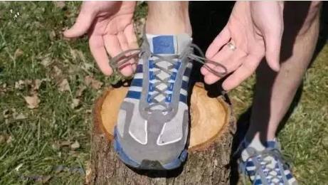 运动鞋最后两个鞋孔要这样用（图）