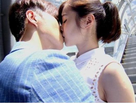 接吻时他硬了怎么帮他 男生在接吻时的正常反应有哪些