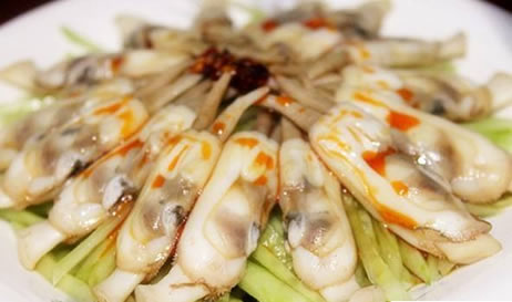 小伙用这方法在海边捉蛏子,百发百中,太神奇了（图）