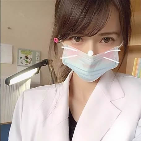 乡村小医生看病动手动脚：热门乡村小医生的故事