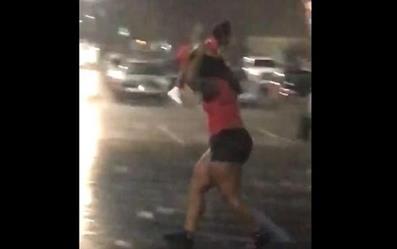 高举小孩当伞挡雨:坑娃的套路(图) 高举小孩当伞挡雨:坑娃的套路(图)