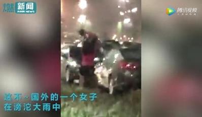 高举小孩当伞挡雨:坑娃的套路(图) 高举小孩当伞挡雨:坑娃的套路(图)