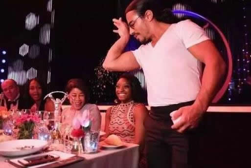 撒盐哥怎么火的：撒盐哥独特的撒盐姿势为什么那样撒盐