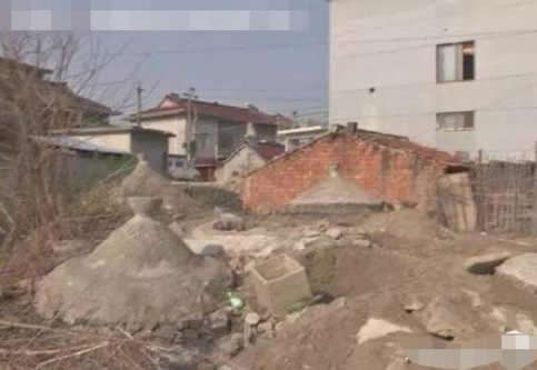 19座坟包围一家怎么回事：墓地为什么要建在房子的周围