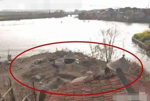 19座坟包围一家怎么回事：墓地为什么要建在房子的周围