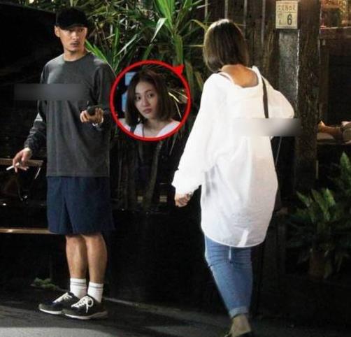 余文乐妻子王棠云产后首曝光 身材已恢复差不多