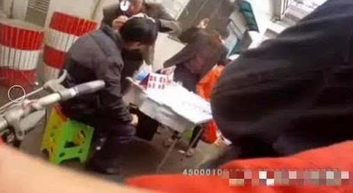 掏耳朵骗局:事先准备耳屎 1次收费2280元(图) 掏耳朵骗局:事先准备耳屎 1次收费2280元(图)