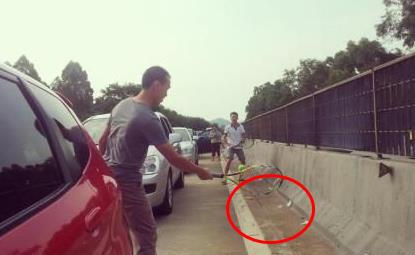 高速堵车美女内急小便百态!（图）