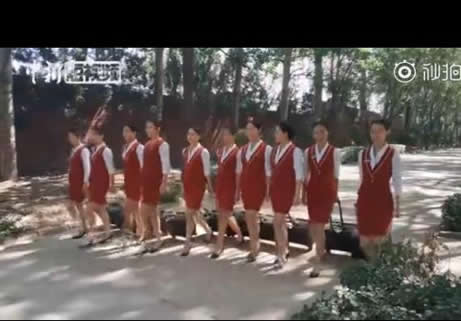 准空姐拍制服毕业照：高颜值好身材的空乘班（图）