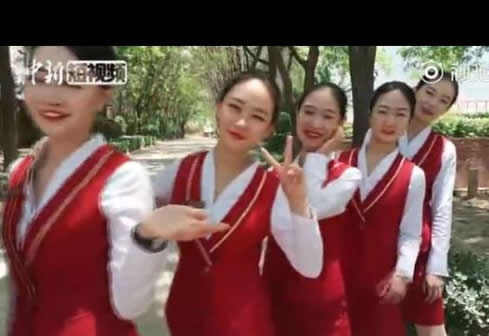 准空姐拍制服毕业照：高颜值好身材的空乘班（图）