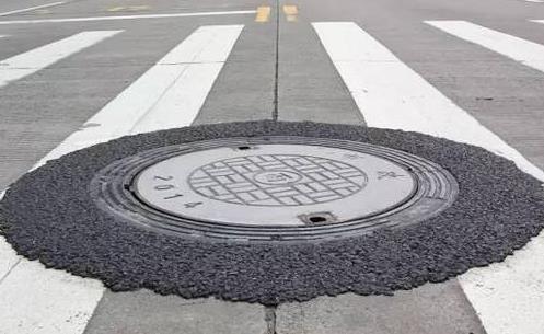 井盖为什么安装在人行道上：井盖套什么定额（图）