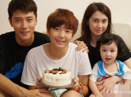 洪欣嫁给张丹峰:有种相爱叫张丹峰洪欣(图) 洪欣嫁给张丹峰:有种相爱叫张丹峰洪欣(图)