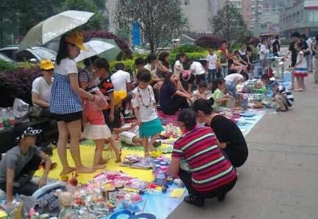 地摊货什么好卖：预测年轻人摆地摊卖什么赚钱