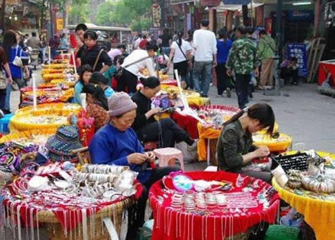 地摊货什么好卖：预测年轻人摆地摊卖什么赚钱