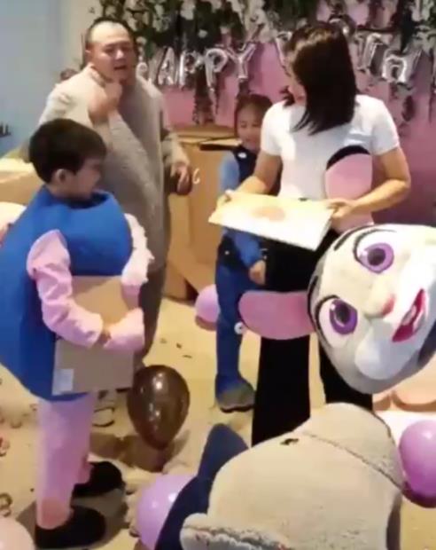 刘涛生日王珂穿玩偶服变装送惊喜 花房示爱超浪漫（图）