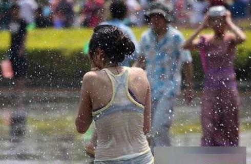 太透明了!为什么浅色衣服碰到水后会变透明? 太透明了!为什么浅色衣服碰到水后会变透明?