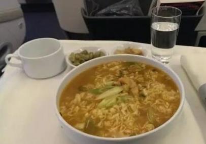 这些飞机上的隐藏福利 不说可能你永远不知道(图) 这些飞机上的隐藏福利 不说可能你永远不知道(图)