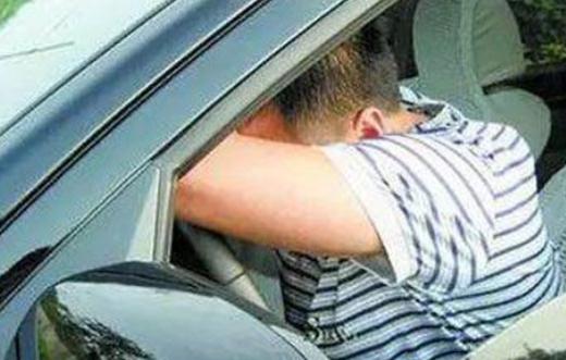 男女高速公路车震事件：开车困了提提神（图）