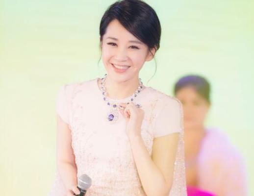 邪不压正许晴图片：邪不压正许晴翘臀火了（性感图）