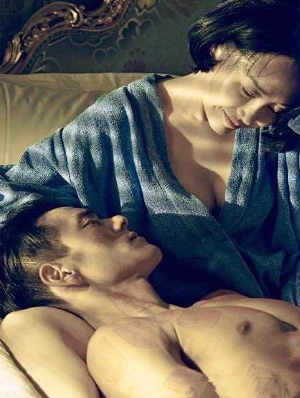 邪不压正许晴图片：邪不压正许晴翘臀火了（性感图）