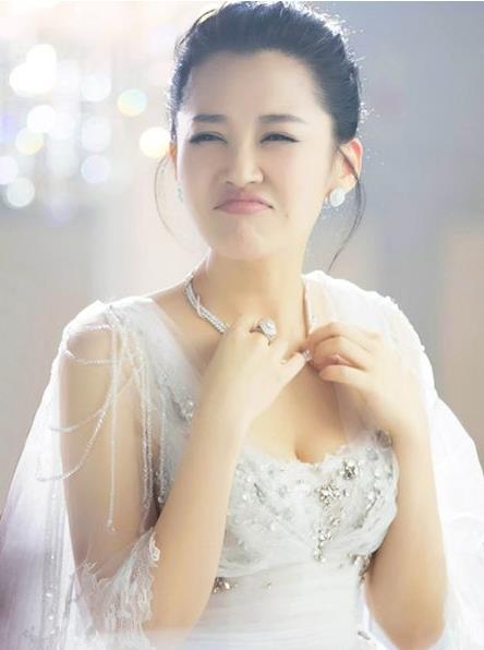 邪不压正许晴图片：邪不压正许晴翘臀火了（性感图）