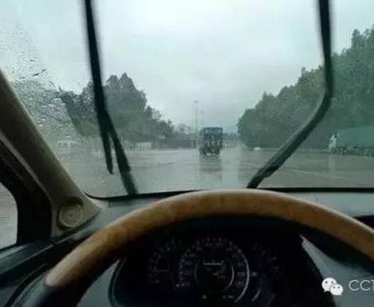 夏天停车为啥一定要把雨刷立起来:修车师傅解答 夏天停车为啥一定要把雨刷立起来:修车师傅解答