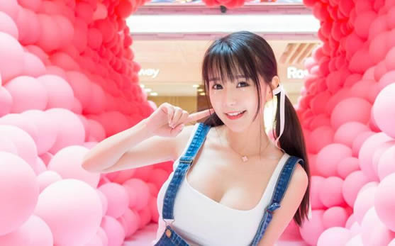 大型大巴车最后一排被轮留围观了(呕吐袋帮了大忙)