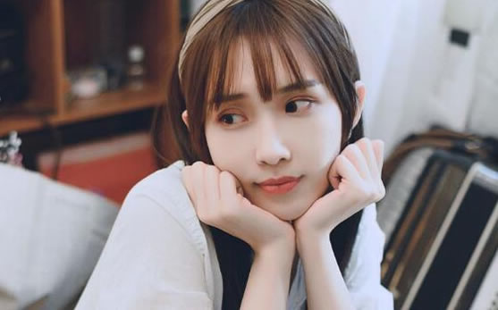 大型大巴车最后一排被轮留围观了(呕吐袋帮了大忙)