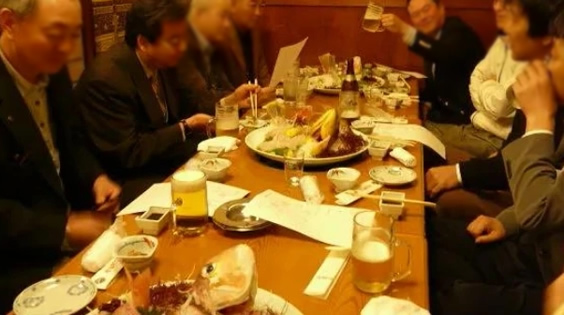 不要让老人独自参加陌生人饭局，这8个饭局还是要慎重