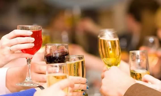 饭桌上高情商敬酒词 饭桌上高情商敬酒词