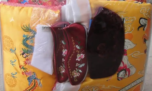 老人死后寿衣由谁穿上,谁来操办 老人死后寿衣由谁穿上,谁来操办