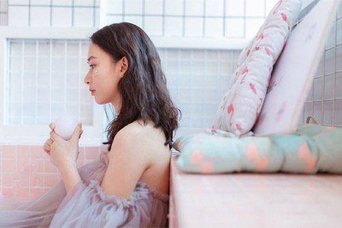 女生和女生亲亲什么感觉(校园看到两个女生接吻)