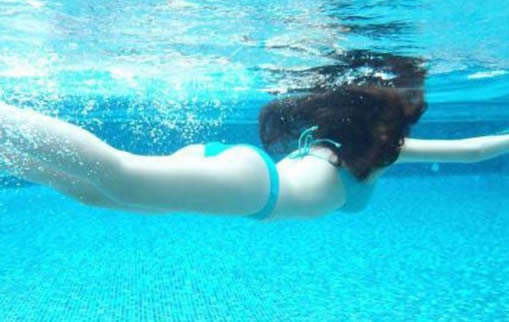 在游泳池里做了(在游泳池里他要了我)