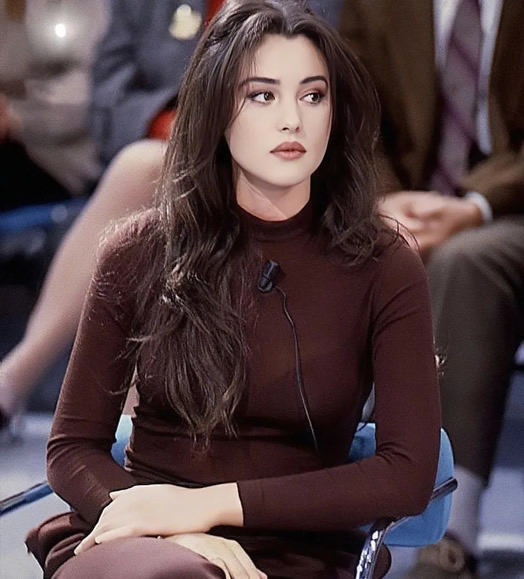 莫妮卡贝鲁奇的资料及照片 莫妮卡.贝鲁奇为什么球花?