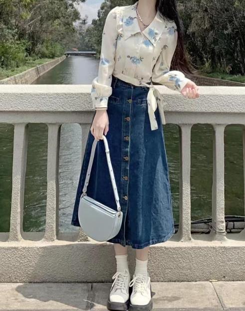 什么颜色半身裙好搭配衣服